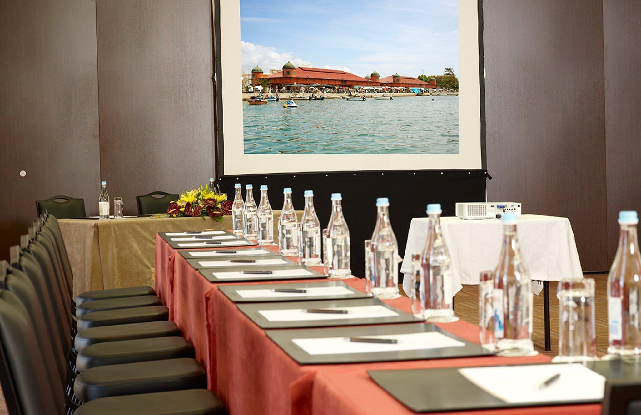Real Marina Hotel & Spa Olhão Екстериор снимка A projection screen in a meeting room