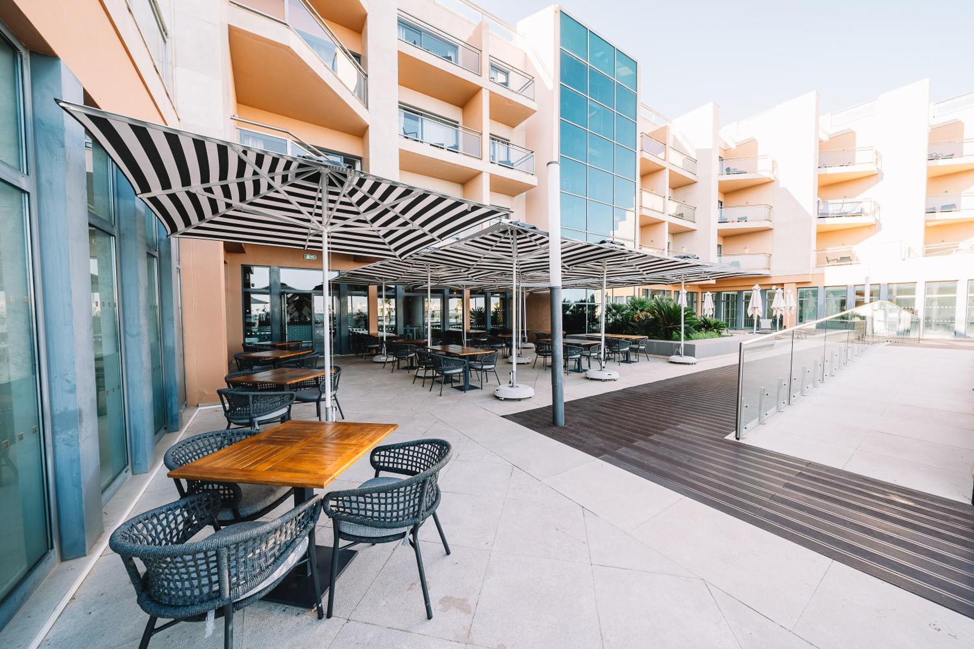 Real Marina Hotel & Spa Olhão Екстериор снимка The hotel's pool deck
