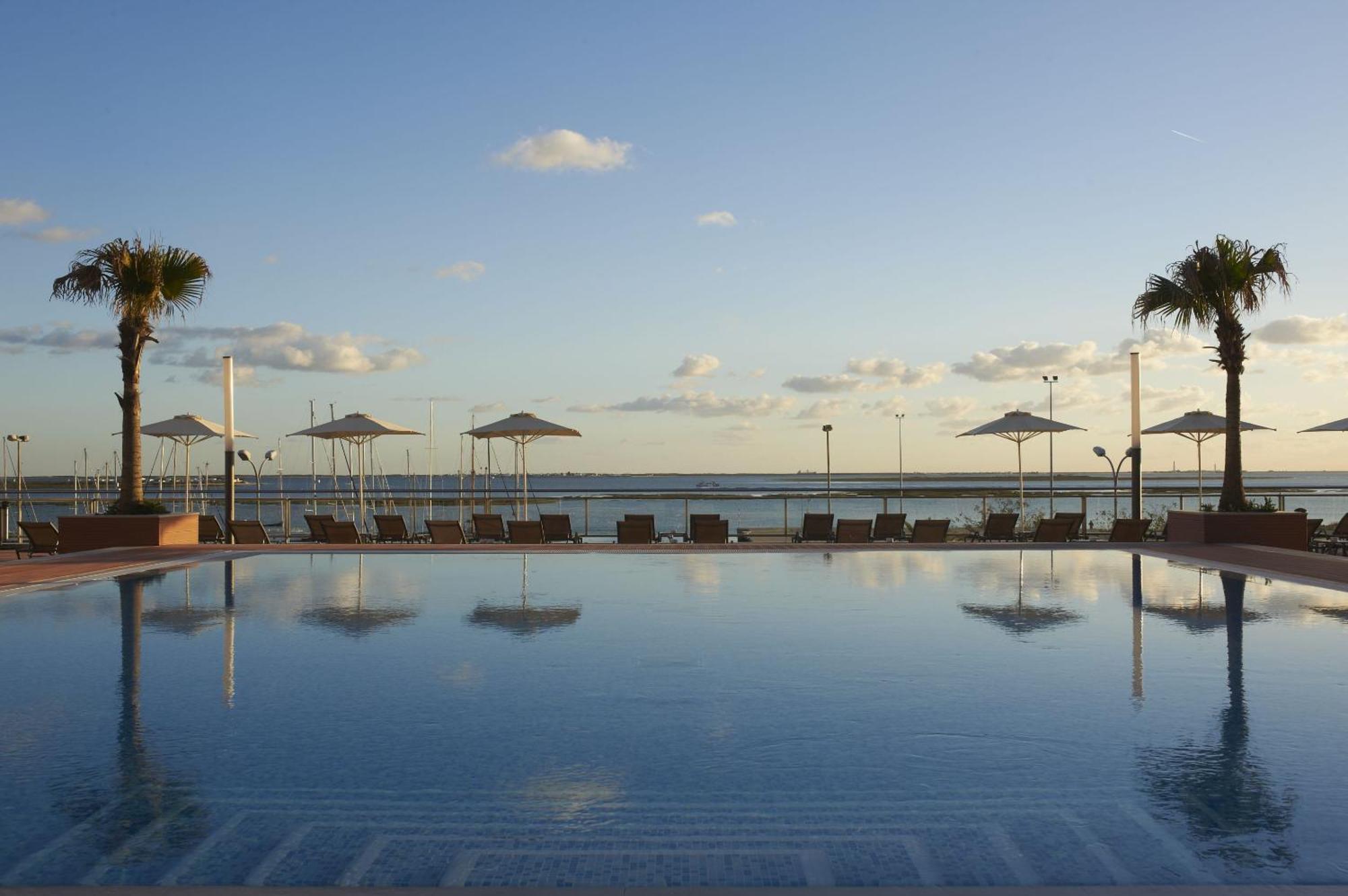 Real Marina Hotel & Spa Olhão Екстериор снимка View of the pool at the hotel