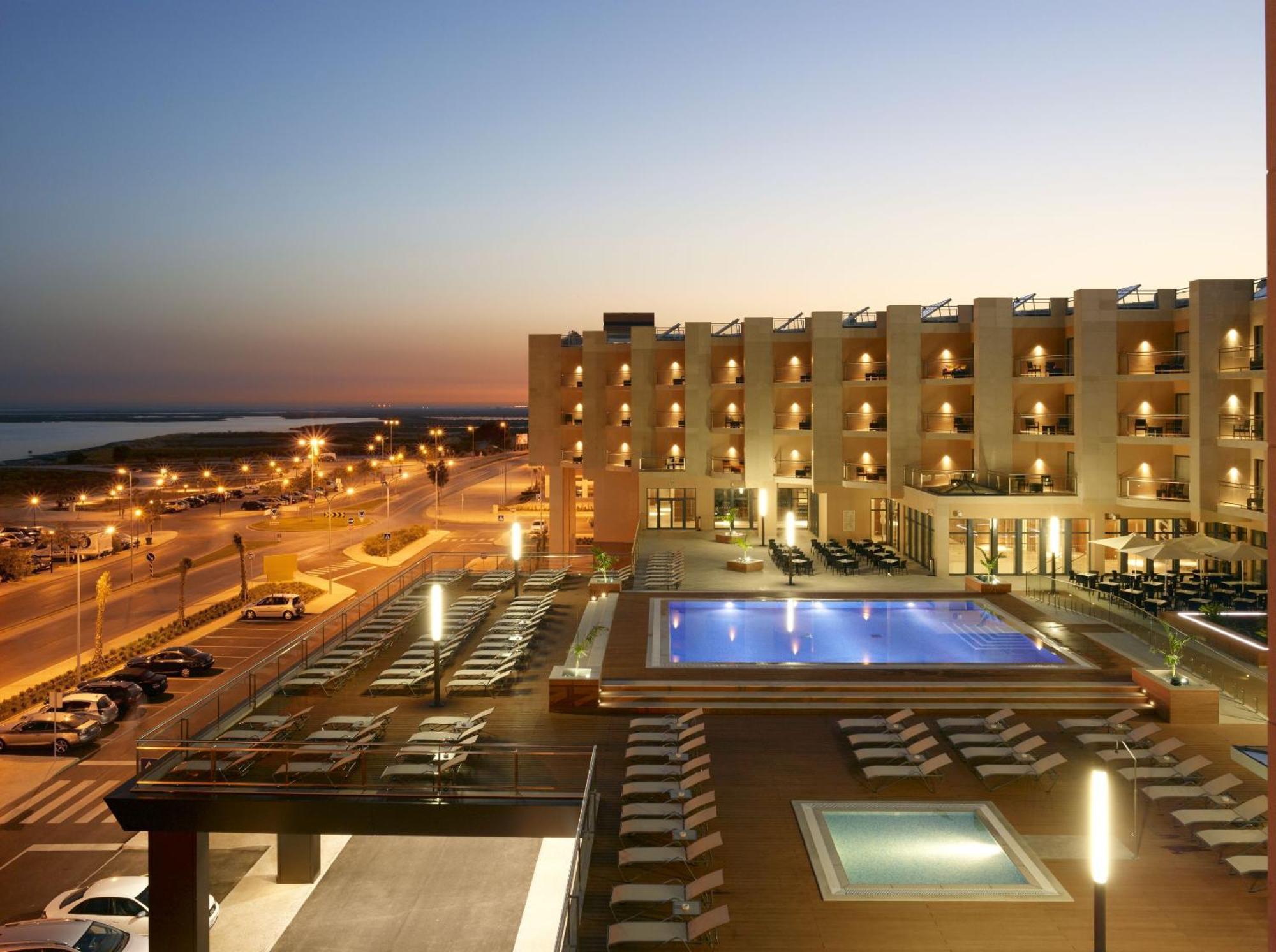 Real Marina Hotel & Spa Olhão Екстериор снимка The hotel at night