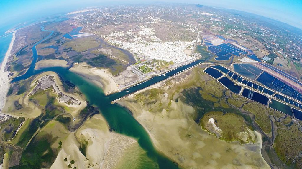 Real Marina Hotel & Spa Olhão Екстериор снимка Aerial view of the port of Huelva
