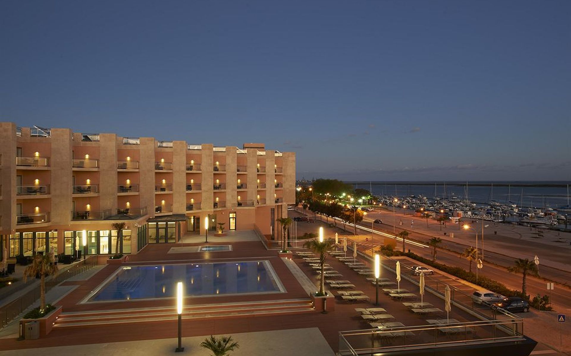 Real Marina Hotel & Spa Olhão Екстериор снимка The hotel at night
